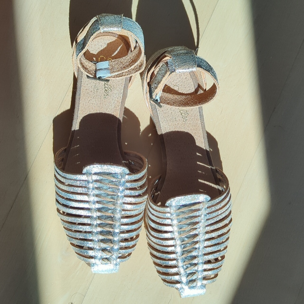 NWOT Seychelles Silver Strappy Women's Sandals